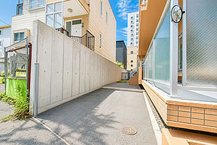専有駐車場（月額11000円）付きで、お車を所有されている方にも便利な住まいです。