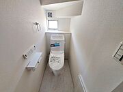 【トイレ】 窓があり温水洗浄機能の付いた快適なトイレを1階と2階に設置。使用が重なる朝も2ヶ所あれば安心ですね！ 