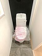 窓があり自然の風や日差しで気持ちの良い開放感のあるトイレ 