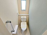 【トイレ】 多機能な温水洗浄便座付きでお掃除がしやすい、清潔なトイレは2カ所に完備！  