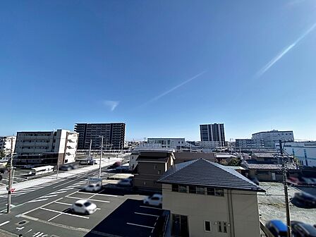 空が見えることで、朝焼けや夕焼け、月、星、雲の動きといった自然の表情や季節の変化を日常的に感じることができます
