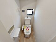 【1階トイレ】 トイレは1階と2階の2か所に設置。どちらも洗浄機能付！  