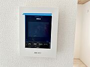 映像と音声で玄関先の様子をチェックできるモニター機能で安心 
