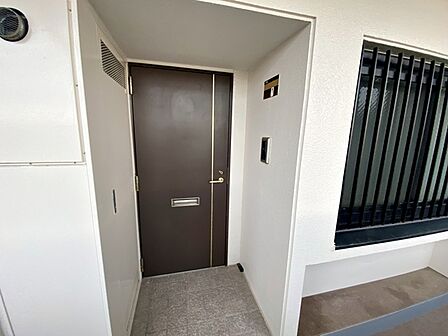 【玄関】 隣室と離れた位置に玄関ドアがあるので、プライバシーが守られます 