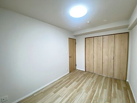 【洋室6.8帖】 ご夫婦の寝室に最適な居室です。家事やお仕事にお疲れなパパ・ママがゆっくり過ごせる空間です 