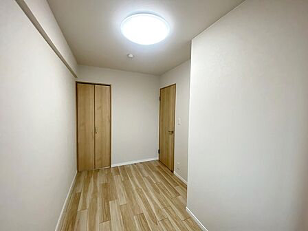 【洋室4.6帖】 お子様の一人部屋に最適な居室です。クローゼット付きで自然とお片付けできる環境に！ 