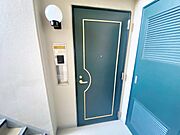 【玄関】 角部屋なので、プライバシーが確保されやすいです。