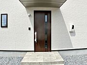 お洒落な玄関ポーチがご家族の帰りを明るくお迎えしてくれます。 