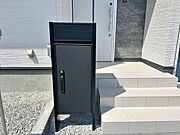 再配達問題やウイルス感染防止対策で注目を集めている宅配ボックス。配達時間を気にせず、非対面で荷物を受け取り可能で便利な設備です。