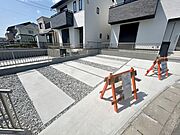 コンクリート駐車場で見た目もオシャレ。車体やタイヤに負担がなく駐車可能な並列駐車場 