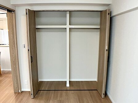 【クローゼット】 全居室に収納が備わっており、衣類や雑貨、お子様のおもちゃなどもしっかり整理できます。各部屋をすっきりと使いやすく、生活スペースを有効に活用できます!