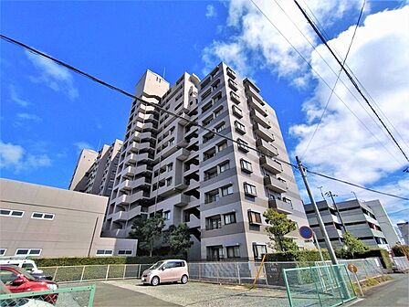 現地や周辺環境もあわせてご確認いただけます。現地ご案内いたします。お気軽にお問い合わせください。実際の陽当たりや前面道路、周辺の環境などもぜひ現地でご確認ください。スタッフが丁寧にご案内いたします。