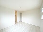 【洋室7.38帖】 主寝室にはウォークインクローゼットが付いており、お部屋を最大限広くご活用いただけます。 