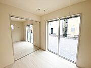 【洋室4帖】 リビングと続き間の洋室。オープンにして大空間にすることもできます。室内物干しが設置されているので、雨の日や花粉の時期のお洗濯に便利です。 