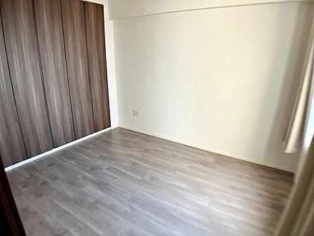 【洋室約6.6帖】 全居室にしっかりとした大きさのクローゼットを完備し、収納スペースも十分です。 