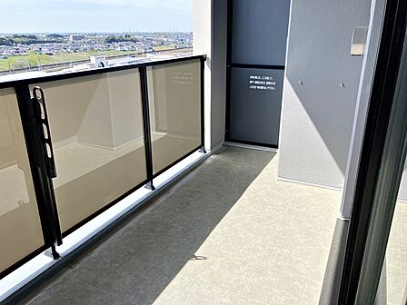 【バルコニー】 横長のバルコニーで、洗濯物に日差しが降り注ぎ、よく乾きそうです。