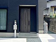 【玄関】 雨の日の出入りも濡れにくい玄関ポーチ 