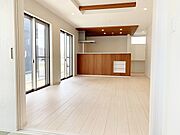 【施工例】のんびりくつろぐソファや、お食事を楽しむダイニングセットを置いても圧迫感はありません。 