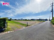 前面道路は見通しが良く、車の移動もスムーズに行えます。 