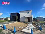 オール電化住宅です！小、中学校まで徒歩10分圏内で通学や送迎も安心！（右側）