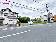 前面道路は見通しが良く、車の移動もスムーズに行えます。 