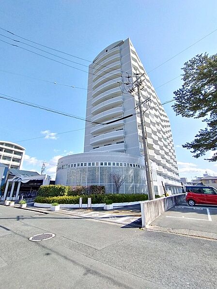 浜松駅まで徒歩約10分の利便性と、住民専用のスポーツジム・プール・サウナを備えたマンションです