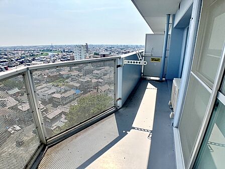 【バルコニー】 陽当たりの良いバルコニーで、晴れた日には洗濯物も気持ちよく乾きます。日中は明るい日差しが差し込み、外干しに使いやすいスペースです。