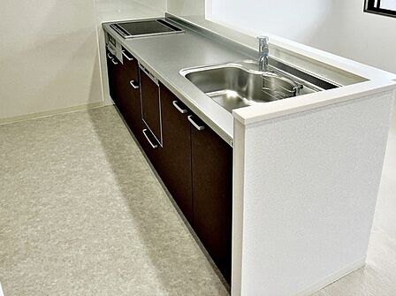 【キッチン】 対面式キッチンで、料理や作業をしながらリビングにいるお子様の様子を見守ることができ、安心して家事が行えます。家族との距離も近く、会話を楽しみながら過ごせるキッチンです。(新品交換済)
