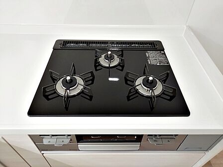 【ガスコンロ】 三口ガスコンロで、同時に複数の調理ができるため、主菜・副菜・汁物などを並行して調理できます。火力調整もしやすく、用途に合わせて使い分けができるため毎日の料理を効率よく進められます。