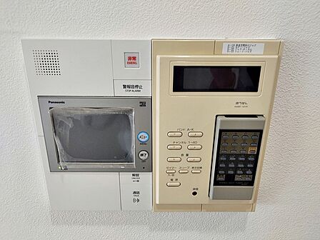 【ＴＶモニター付きインターホン】 訪問者の顔を室内から確認して応対できるため、玄関を開ける前に相手を把握しやすくなります。来客対応や不在時の確認にも役立ち、日常の安心感につながります。 