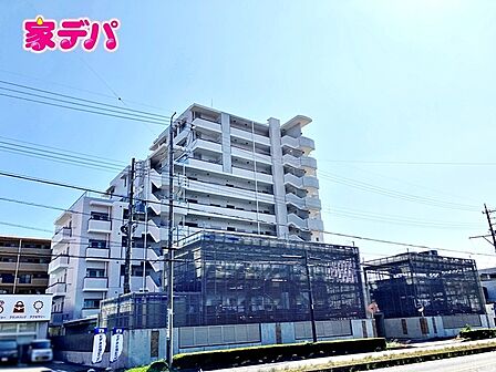 7階部分の2LDK、南側全面に広がる約20帖のLDKで開放的に過ごせます。小学校や幼稚園、公園が徒歩圏内！浜松駅へのアクセスも良好な好立地です。現地ご案内いたします。お気軽にお問い合わせください！