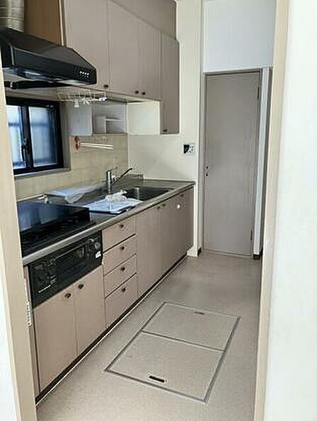 ご家族2~3人でも並んで作業しやすい広めの空間設計となっています。調理や準備もゆとりを持って行え、家族で一緒にキッチンに立つ時間も楽しめる、コミュニケーションの取りやすいキッチンスペースです。