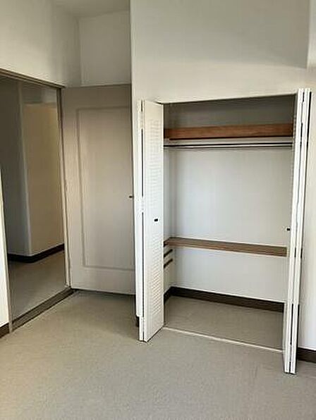 クローゼットが備わっていることでタンスを置く必要がなく、室内をすっきりと使えるのが特徴です!出っ張りが少ないためレイアウトの自由度も高く、家具配置もしやすい快適な居住スペースを実現します!