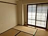 和室：ゆったりとくつろげる和室で、畳ならではの心地よさを感じながらお過ごしいただけます。お子様の遊び場としても使いやすく、ご家族の団らんスペースとしても活躍するなど、多用途に使えるのも嬉しいポイント！ 