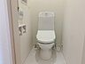 トイレ：【施工例】多機能な温水洗浄便座付きでお掃除がしやすい、清潔なトイレです 