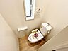 トイレ：【施工例】多機能な温水洗浄便座付きでお掃除がしやすい、清潔なトイレです 