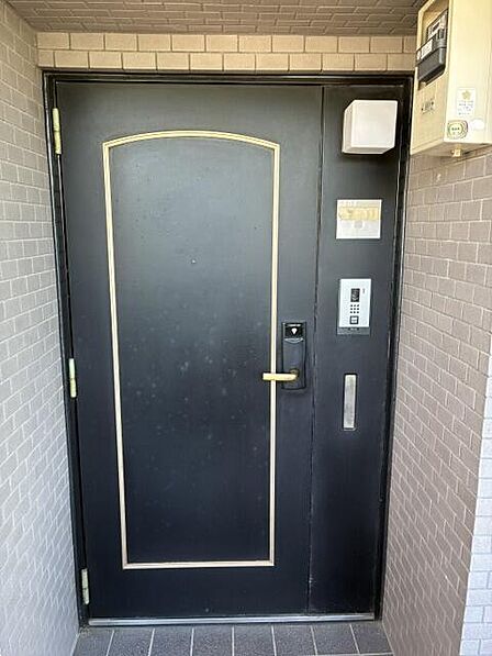 玄関はご家族やお客様を迎える住まいの顔です。毎日の「いってきます」と「ただいま」を気持ちよく迎えてくれる、すっきりとした空間です。住まいの第一印象を大切にした、落ち着きのある玄関です。