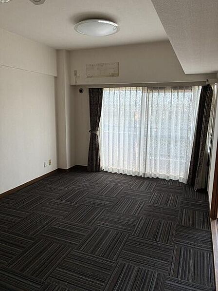 南向きならではの恵まれた採光と通風で、日中は明るい光がしっかりと差し込むお部屋です。風通しも良く、室内にいながらも開放感を感じられるため、毎日の暮らしを心地よく過ごしていただけます!