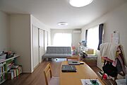 南面からの光がやさしく広がるリビングは、食事もくつろぎもひとつの空間で心地よく完結。続き間とのつながりも暮らしにゆとりを生みます。