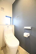 2階トイレにもLIXIL製一体型トイレ（DT-BA282/BW1）を採用。見た目がすっきり美しく、窓付きで明るさと換気にも配慮された心地よい空間です。