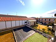 建物に囲まれすぎない抜け感のある眺望が、この住まいの隠れた魅力。晴れた日は空を大きく感じられ、日常にさりげない開放感を添えてくれます。
