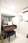断熱性・防音性に配慮した2重サッシ仕様。快適性を高めた居心地の良い洋室です