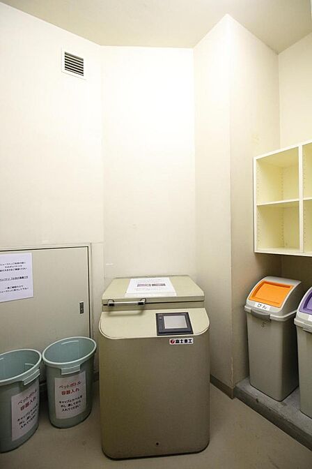 各階ダストシュート採用でゴミ出しもスムーズ。ホテルライクな快適性が魅力です