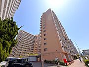 周辺の街並みに調和しながらも、しっかりとした存在感を感じさせる外観です。