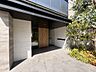 エントランス：上質感を纏ったエントランス。住まう方をやさしく迎える、美しいアプローチです。