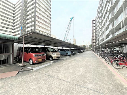 敷地内屋根付き駐車場スペースございます!