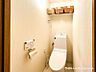 トイレ：ゆとりをもったトイレの広さ、白ベースに清潔感ある空間です。