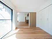 【洋室】バルコニーに面したゆったり過ごせそうな明るい洋室！お掃除もラクチンなフローリングのお部屋です。 