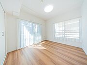 【洋室】大きな窓からたっぷりと陽光が注がれる明るい空間です。家族の成長に対応できる永住仕様の間取り！ 