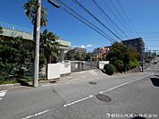 名瀬幼稚園　約800ｍ　住宅街の一角にあり交通量は多くないので安心です。送迎バスも運行しています